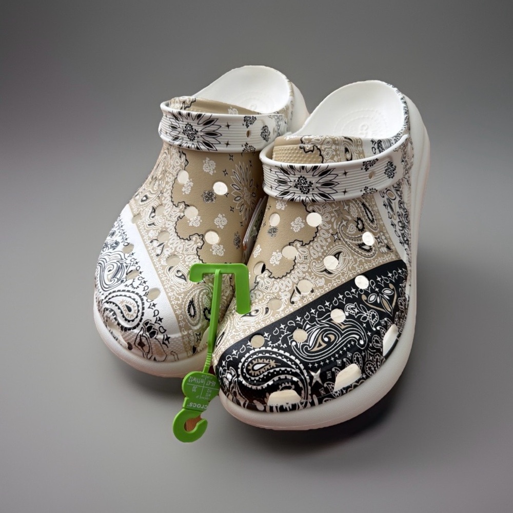 NEW ✨ Crocs Platform Chai/Multi Bandana M12/W14